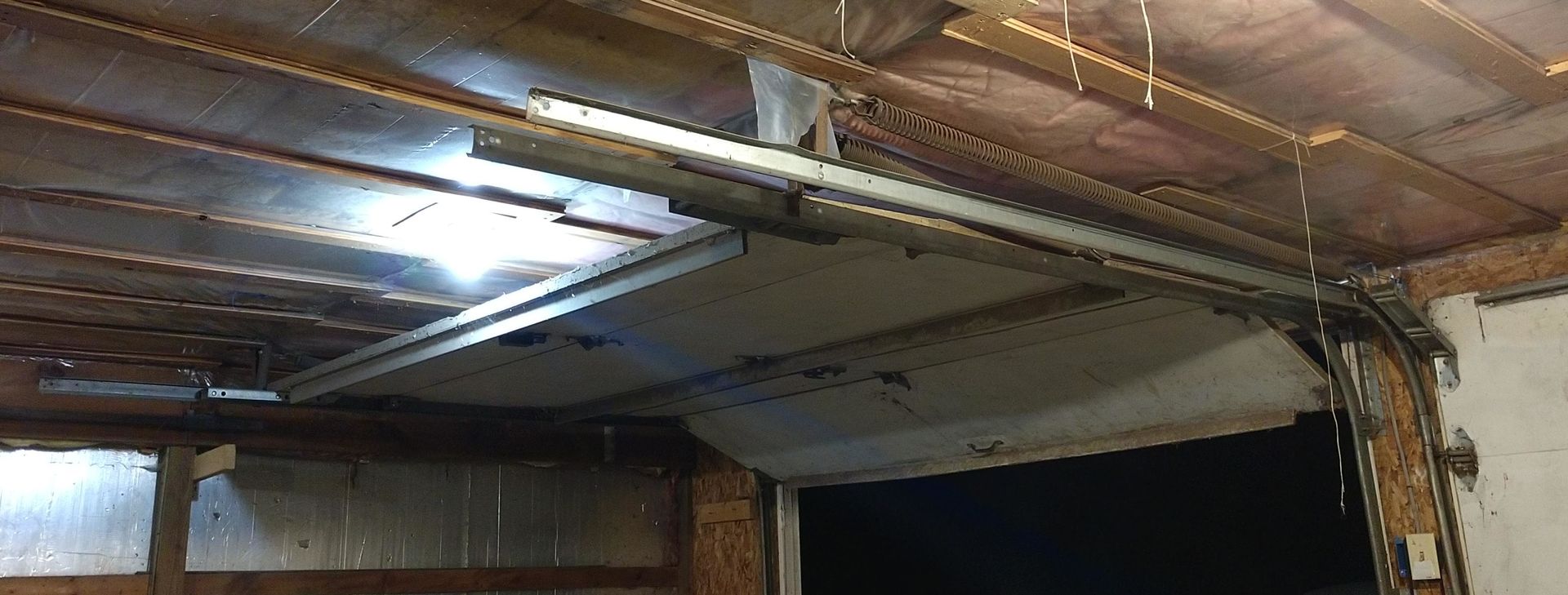 Outside horizontal tracks on both right and left?