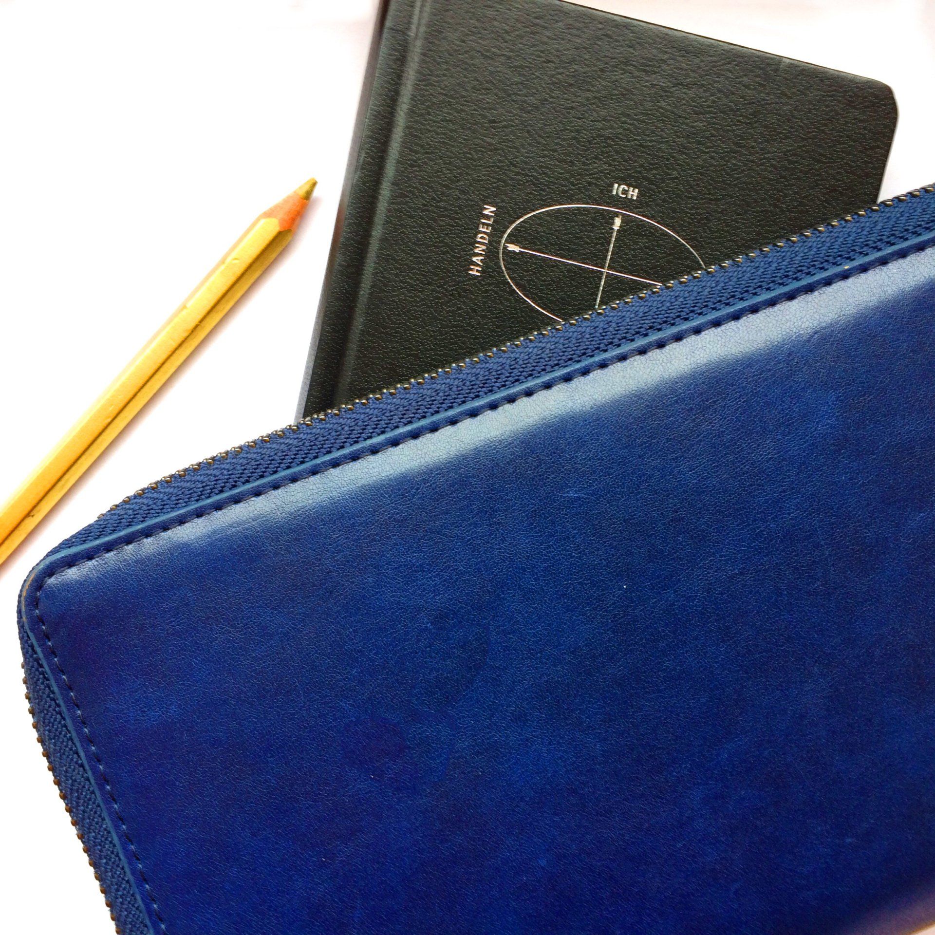 Portemonnaie in dunkelblau mit Buch und goldenem Stift
