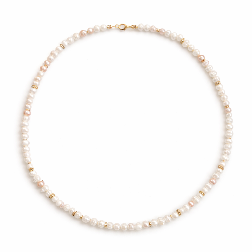 Zoetwaterparel ketting 65 cm met goudkleurige details en strass rondellen op witte achtergrond