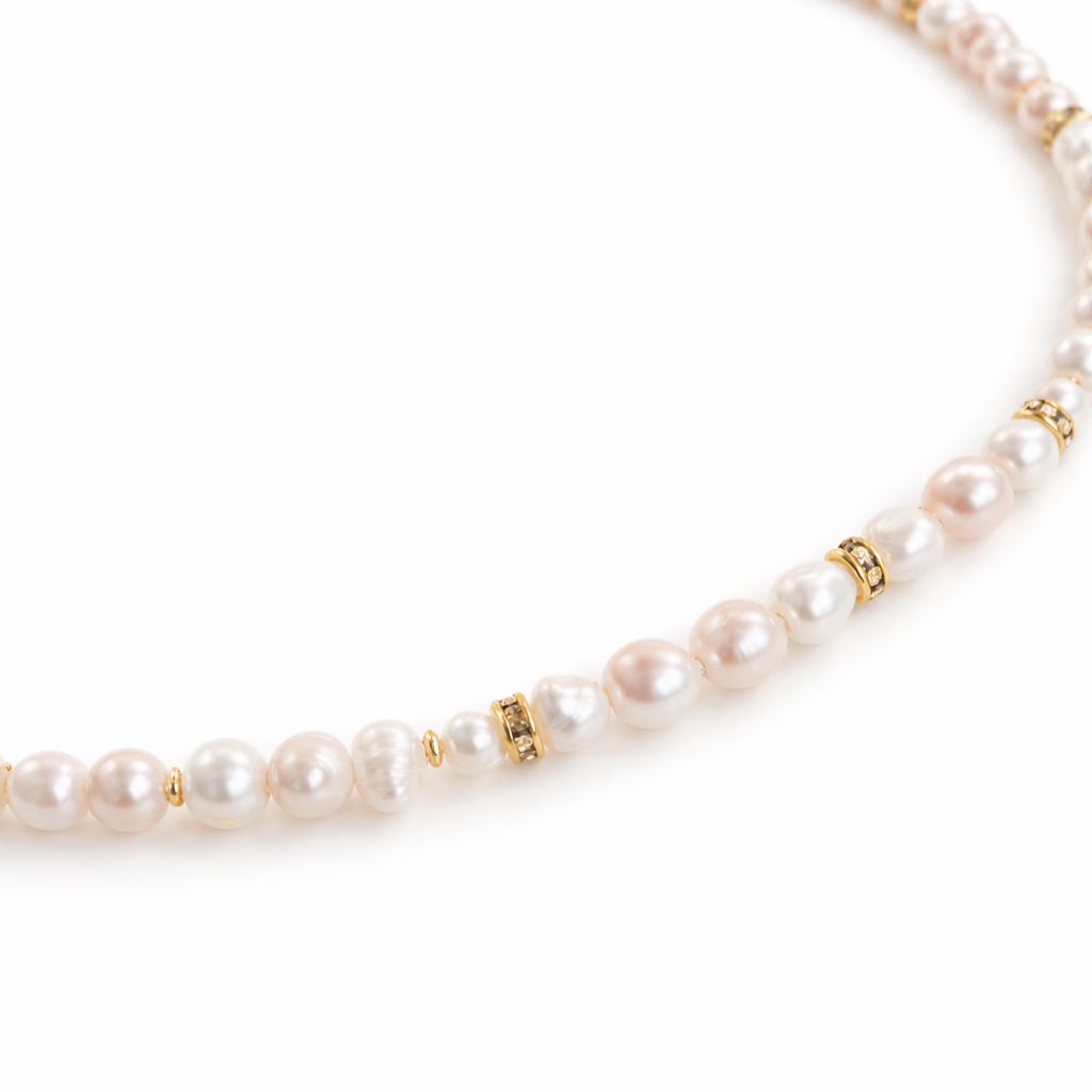 Zoetwaterparel ketting 65 cm met goudkleurige details en strass rondellen op witte achtergrond