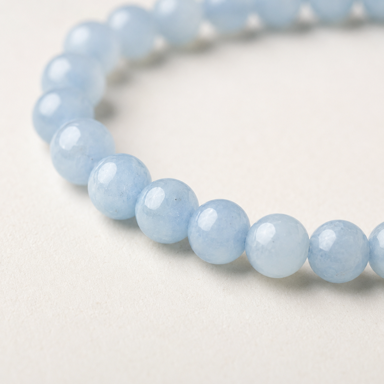 Handgemaakte elastische armband met lichtblauwe aquamarijnkralen van 6 mm. Een verfijnd sieraad met zachte, natuurlijke kleurnuances.