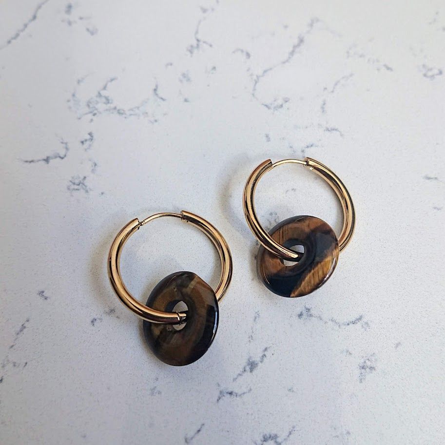oorbellen of oorringen van stainless steel met donutkralen als hangers van natuursteen