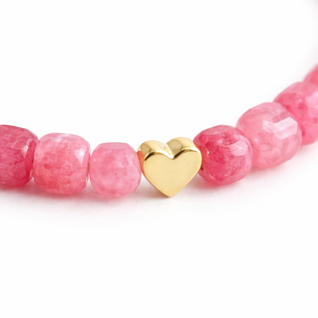 Handgemaakte armband met aardbeienkwarts blockkralen en goudkleurig stainless steel hartje
