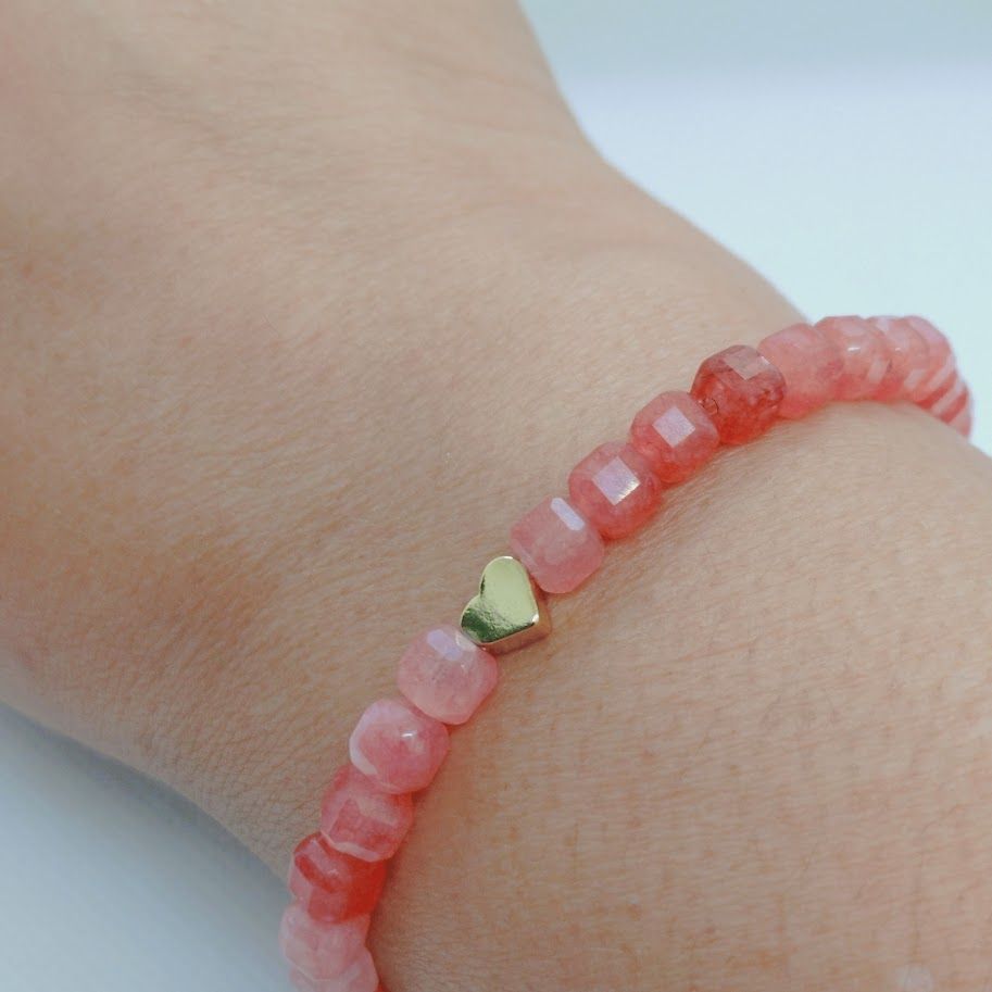 armband van blockkralen van aardbeienkwarts met een stainless steel gouden hartje als tussenkraal