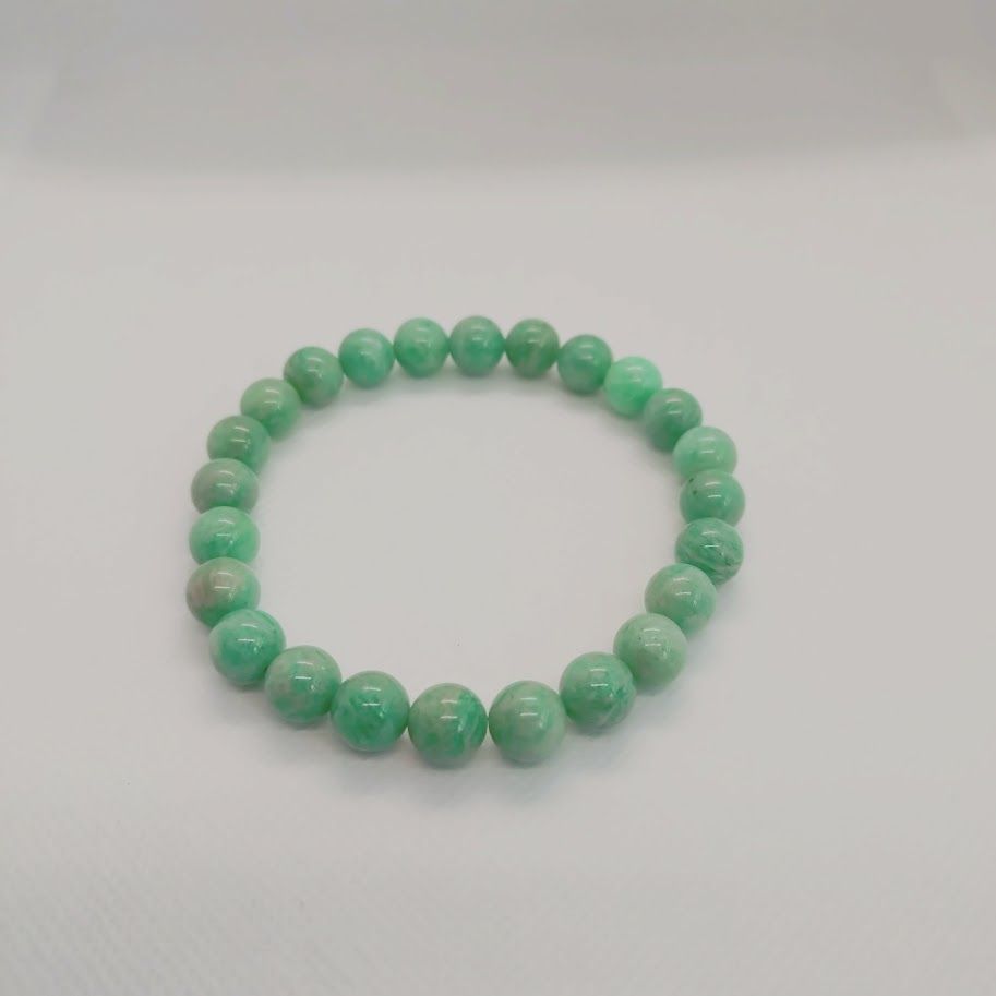 Armband van amazonietkralen geregen op elastiek.