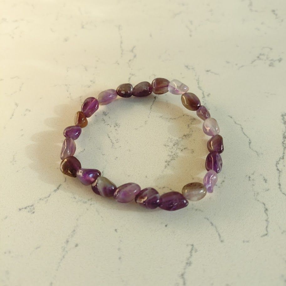 Armband van amethist pebblekralen geregen op elastiek.