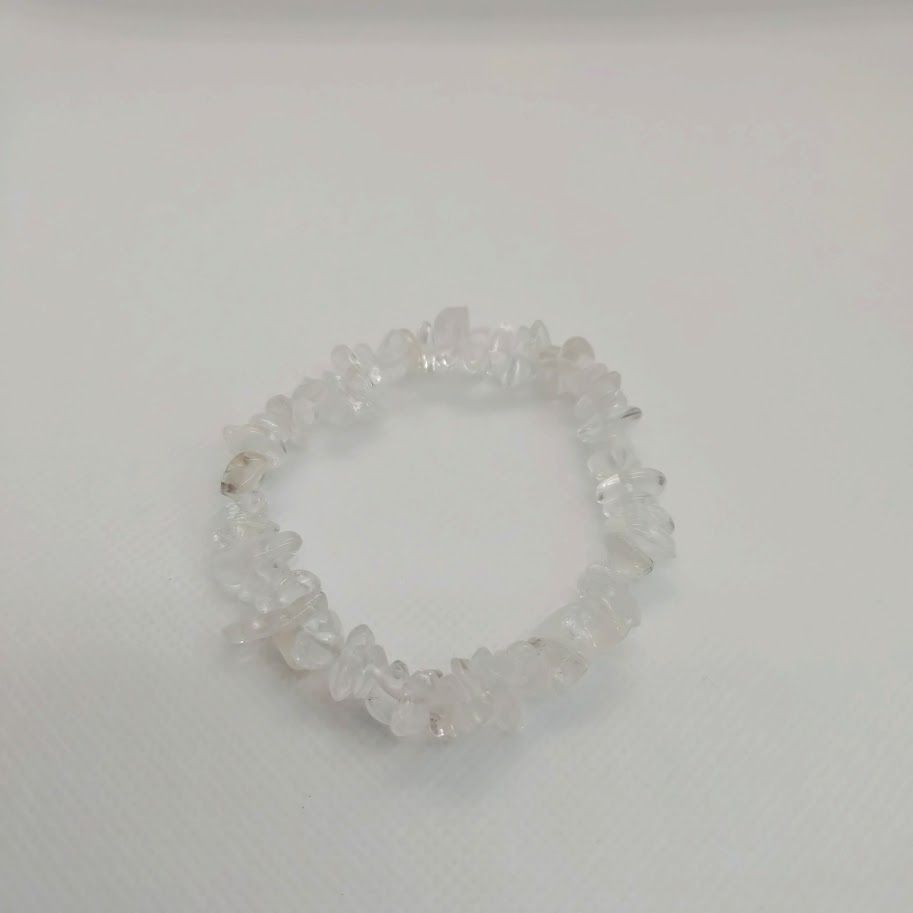 Armband van bergkristal chipskralen geregen op elastiek.