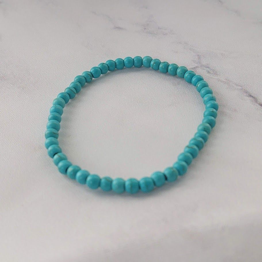 Armband van blauwe jasperkralen van 6mm geregen op elastiek.