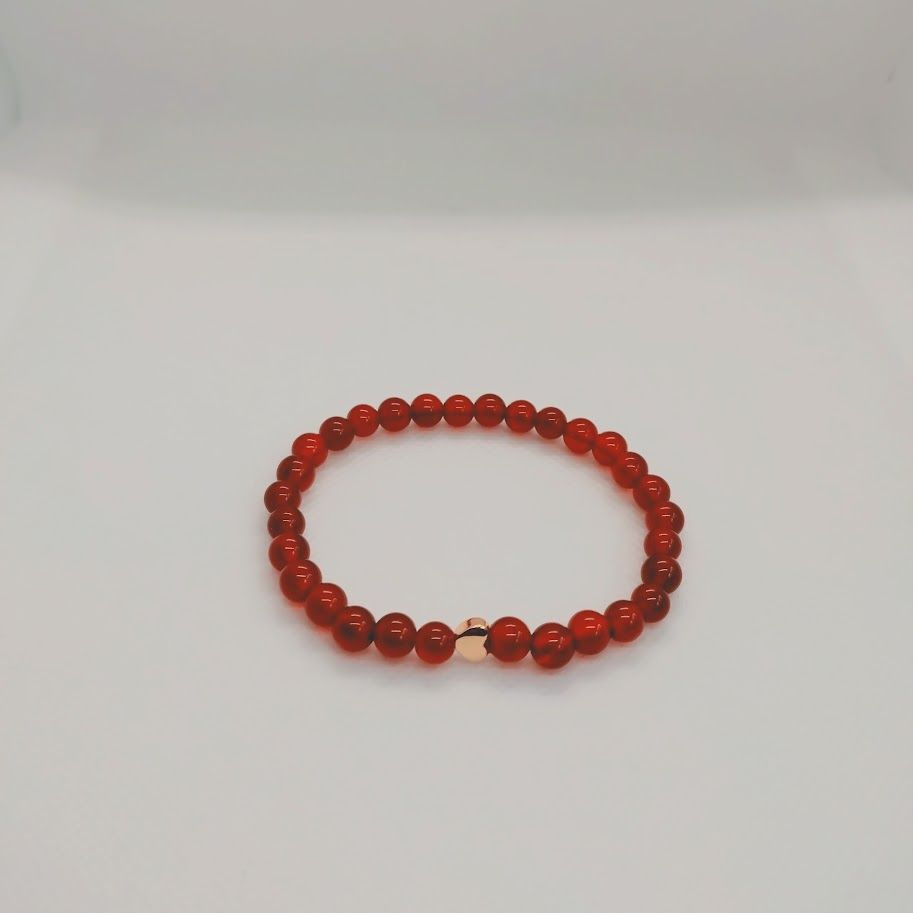 Armband van carneoolkralen geregen op elastiek.