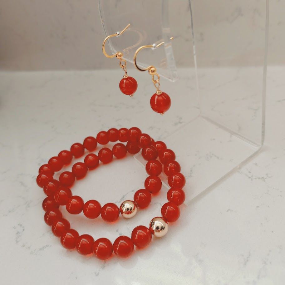 Oorbellen met een bedel van een carneoolkraal.