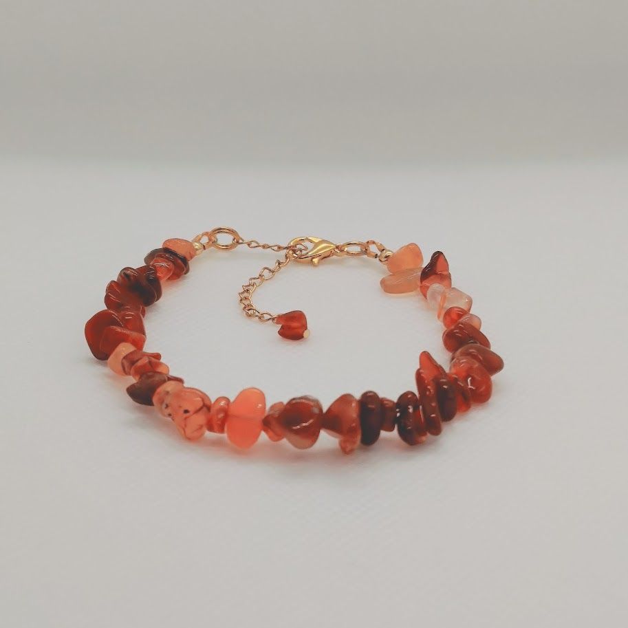 Romantische armband van onregelmatige carneool edelsteen kralen met een gouden stainless steel sluiting met bedeltje