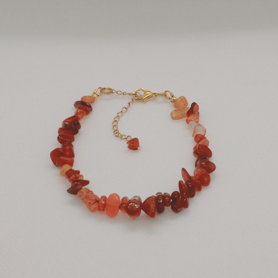 Romantische armband van onregelmatige carneool edelsteen kralen met een gouden stainless steel sluiting met bedeltje