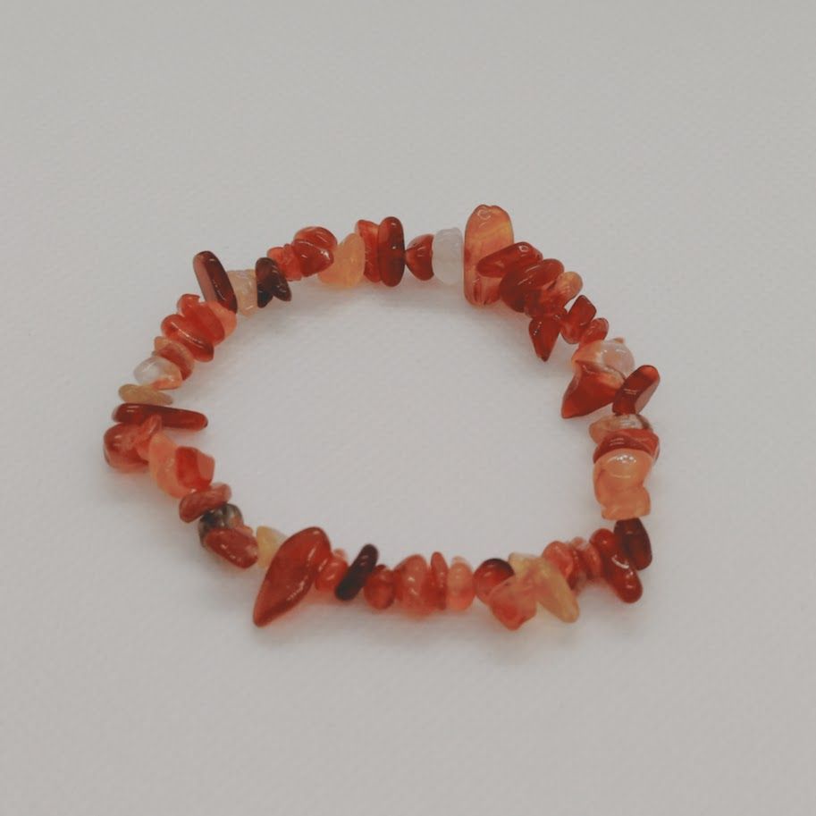 Armband op elastiek van onregelmatige carneoolkralen