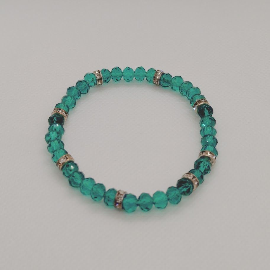 Armband op elastiek van heldergroene facetkralen met silverstrass tussenkralen