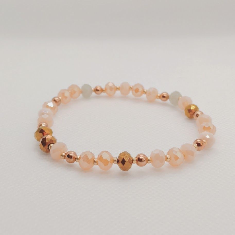 Romantische armband op elastiek met 6mm facetkralen in een kleurenmix van