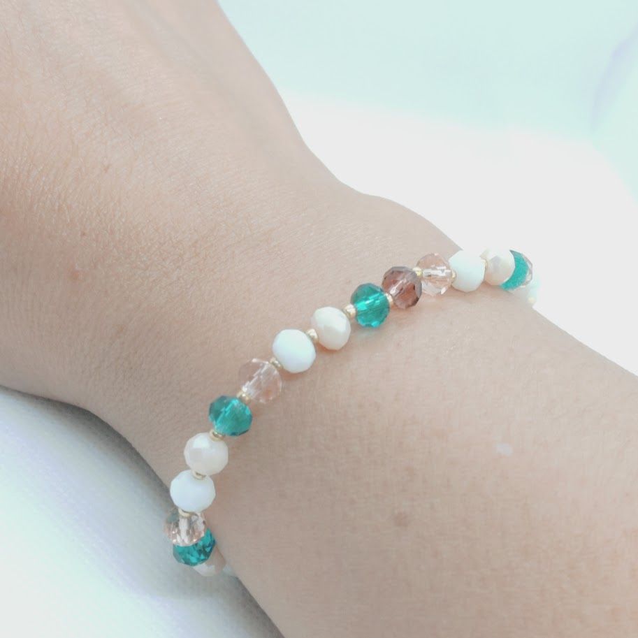 Armband met 6mm facetkralen in een mooi groen, rose en witte kleurenmix met gouden tussenkraaltjes.