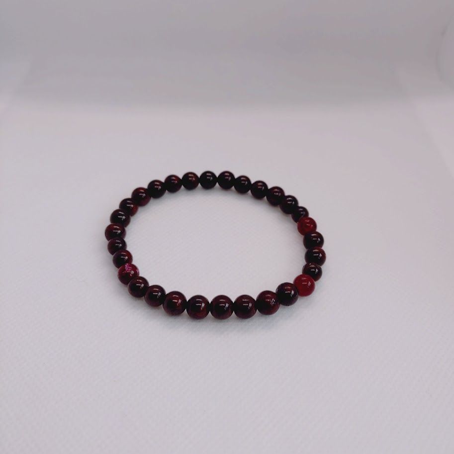 Armband van 6mm granaatkralen geregen op elastiek