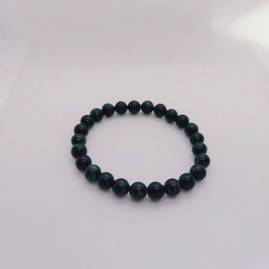 Armband van donkergroene edelsteenkralen van 8mm op elastiek geregen.