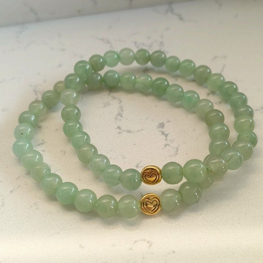 Armband van groene aventurijnkralen op elastiek geregen.