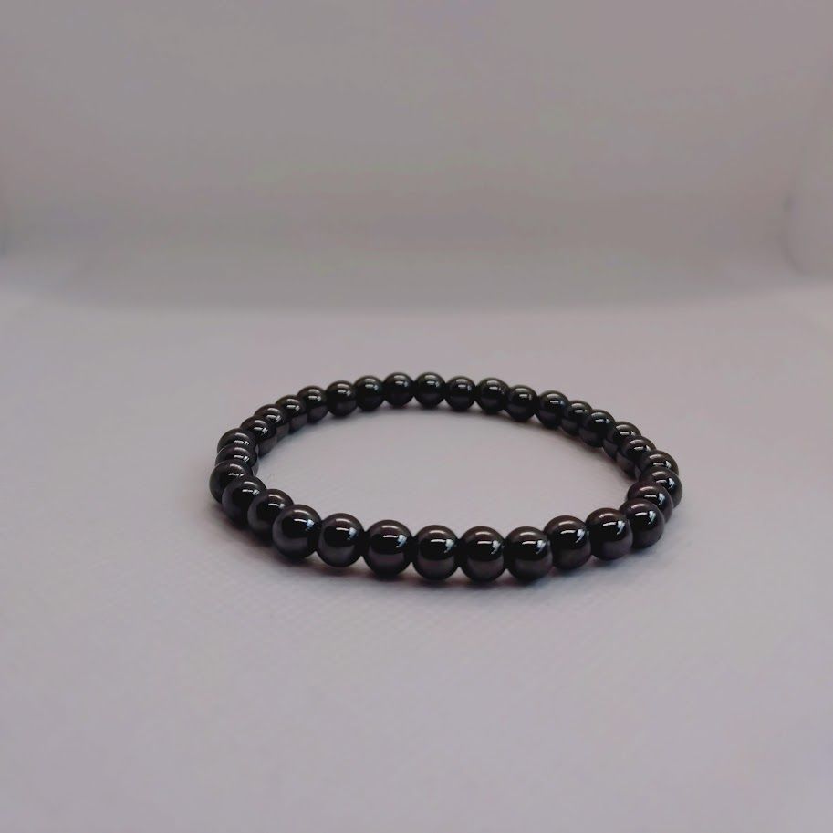 Armband van 6mm hematietkralen geregen op elastiek.
