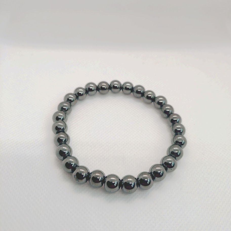 Armband van hematietkralen geregen op elastiek.