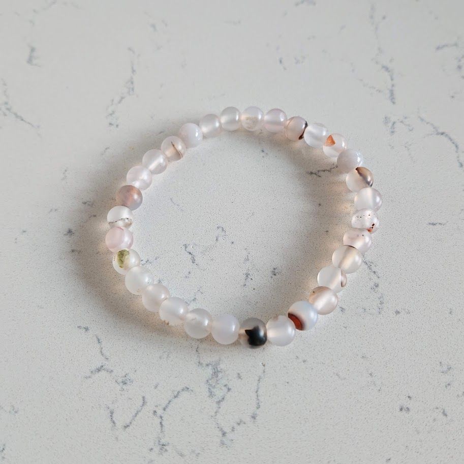 armband van natuursteenkralen van india agaat met een aparte look door de mooi licht gevlekte kralen