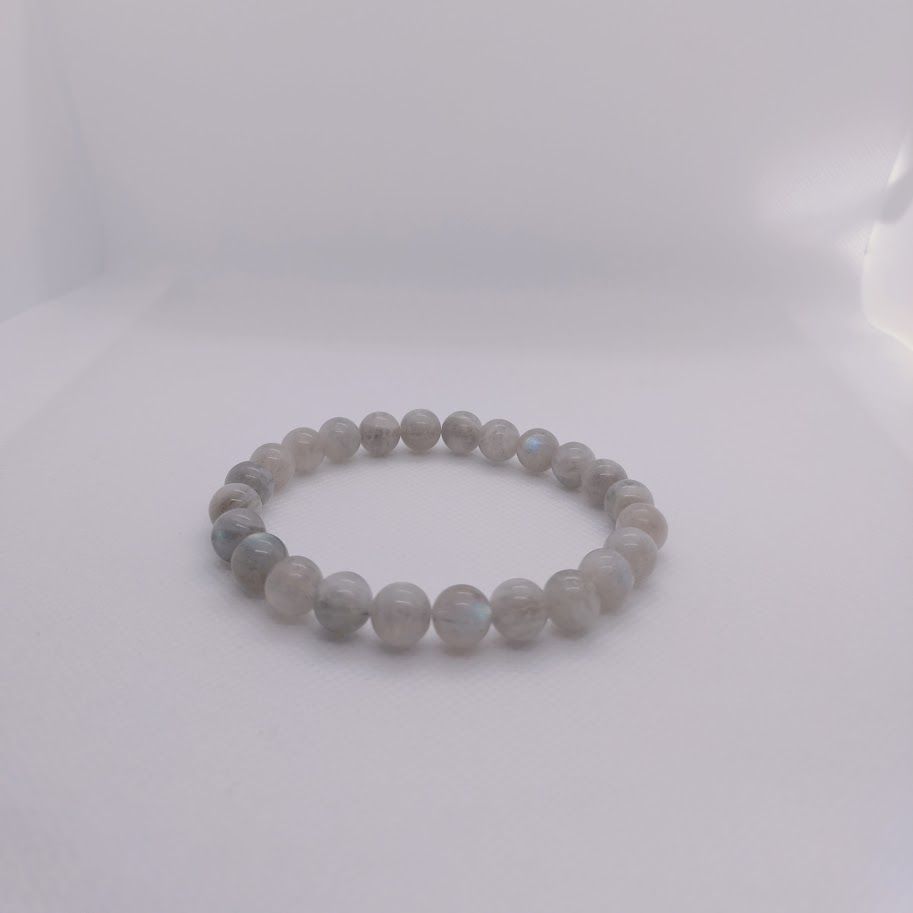 Armband van 8mm labradorietkralen geregen op elastiek.