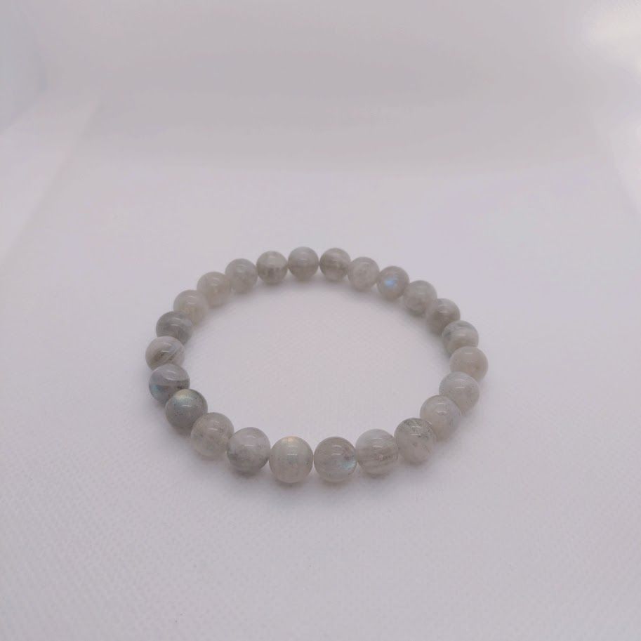 Armband van 8mm labradorietkralen geregen op elastiek.