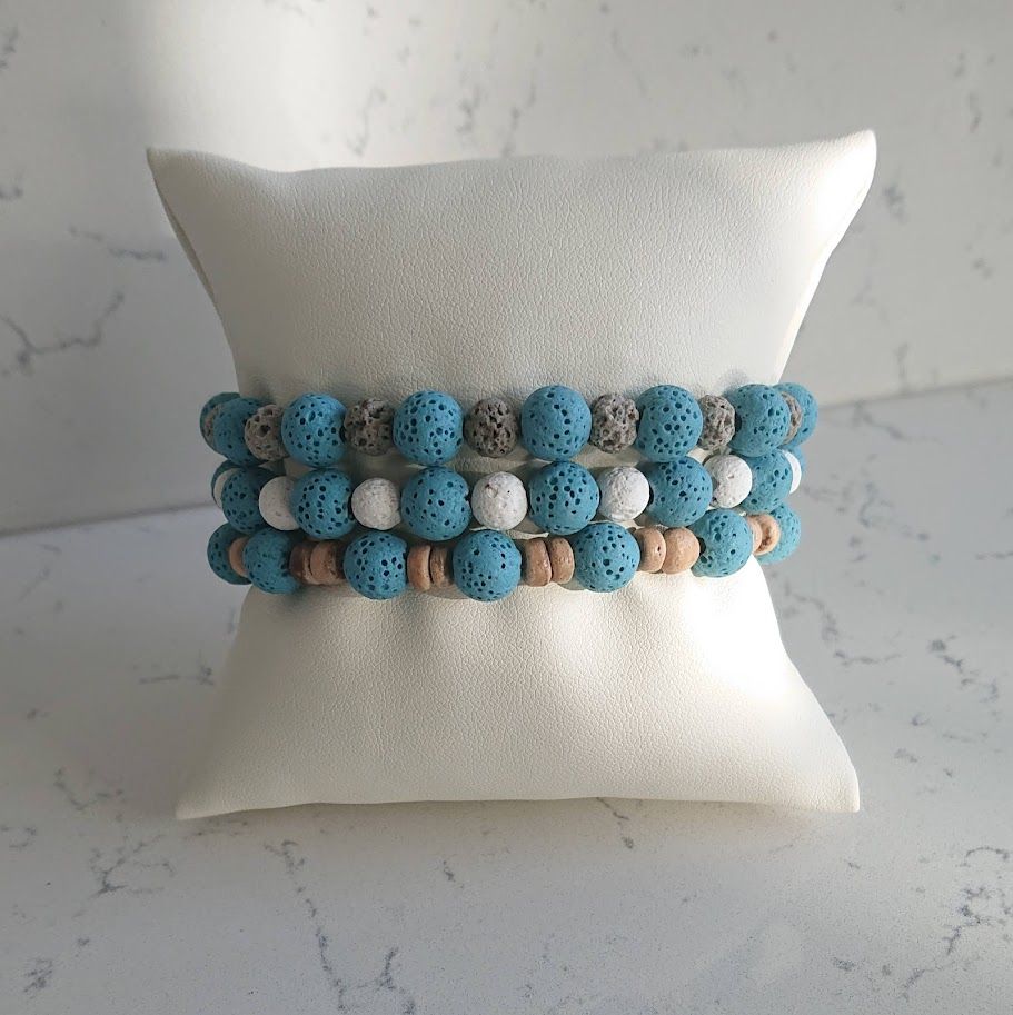 set van drie armbanden van lavasteenkralen geregen op elastiek