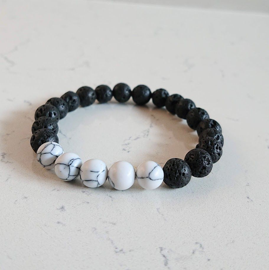 Armband van zwarte lavasteenkralen van 8mm met 5 howlietkralen van 8mm