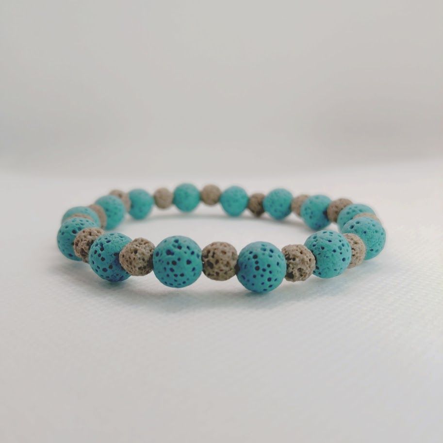 Mooie armband van lavasteenkralen in de kleuren blauw en grijs. Geschikt voor aromatherapie.
