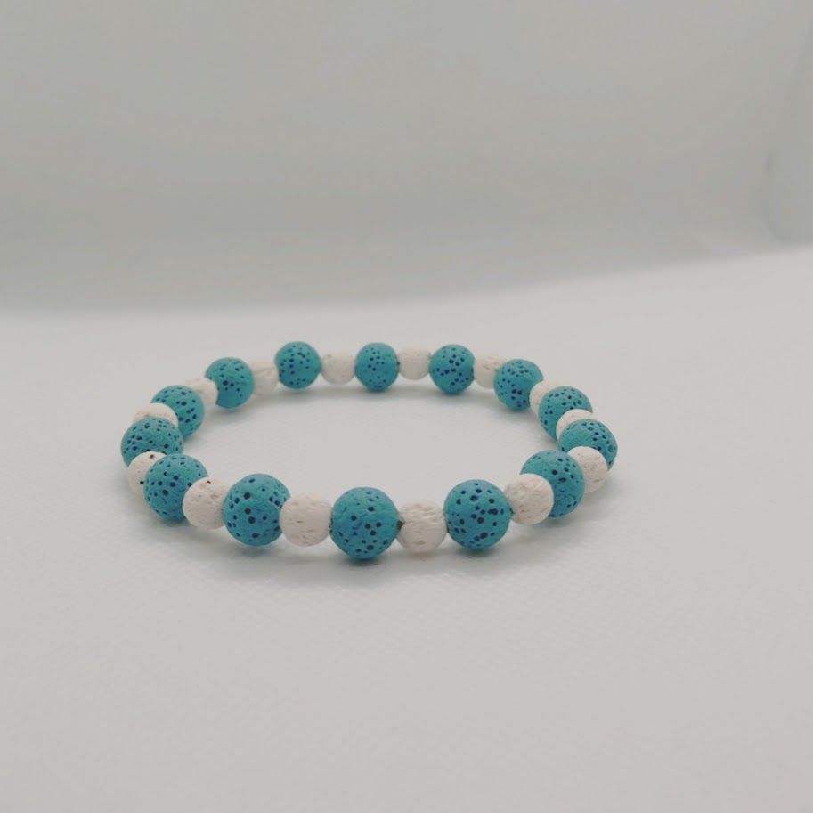 Mooie armband van lavasteenkralen in de kleuren blauw en wit. De witte kralen zijn iets kleiner. Geschikt voor aromatherapie.