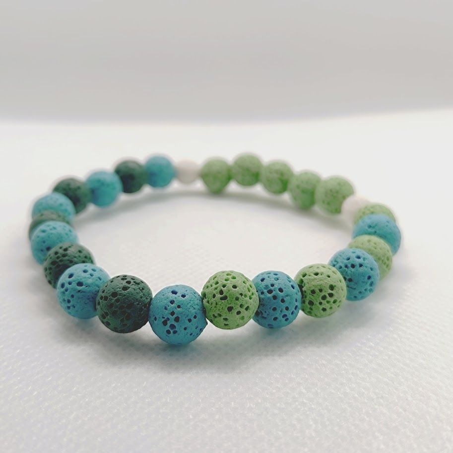 Mooie armband van lavasteenkralen in de kleuren blauw, groen en grijs. Geschikt voor aromatherapie.