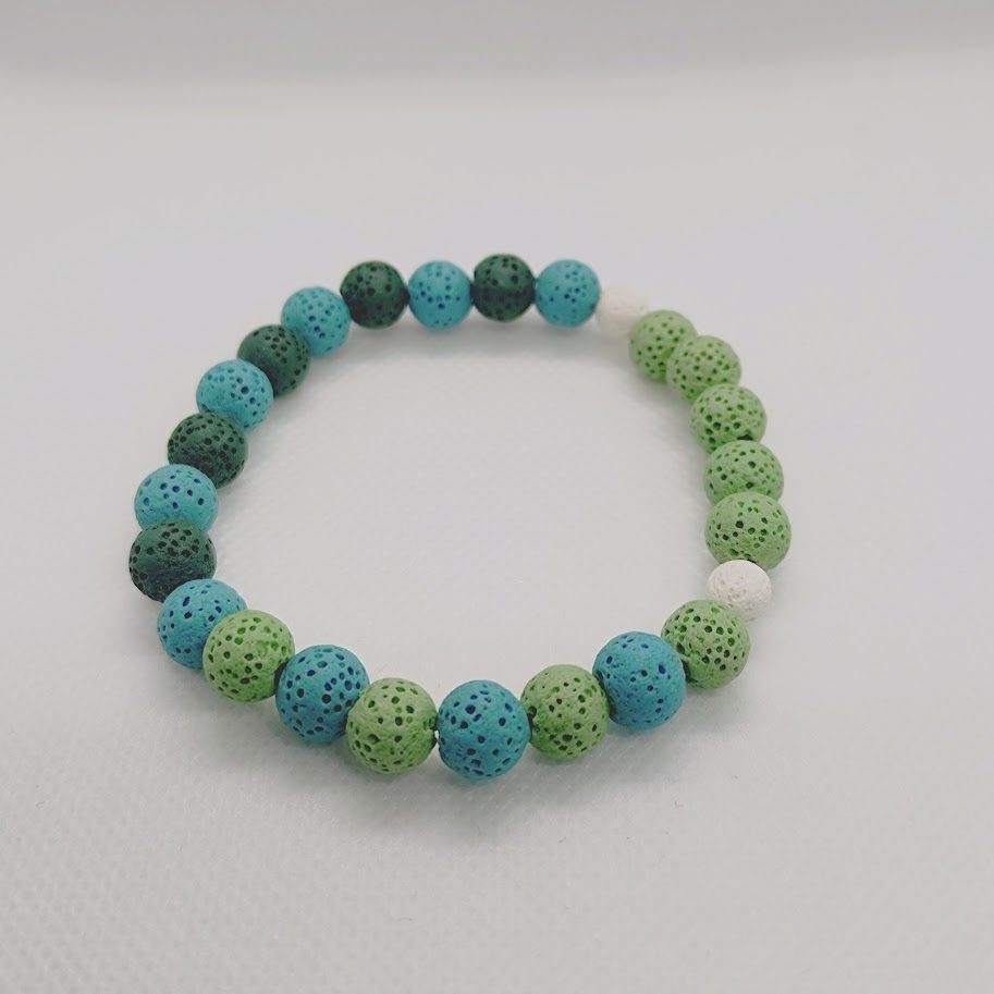 Mooie armband van lavasteenkralen in de kleuren blauw, groen en grijs. Geschikt voor aromatherapie.