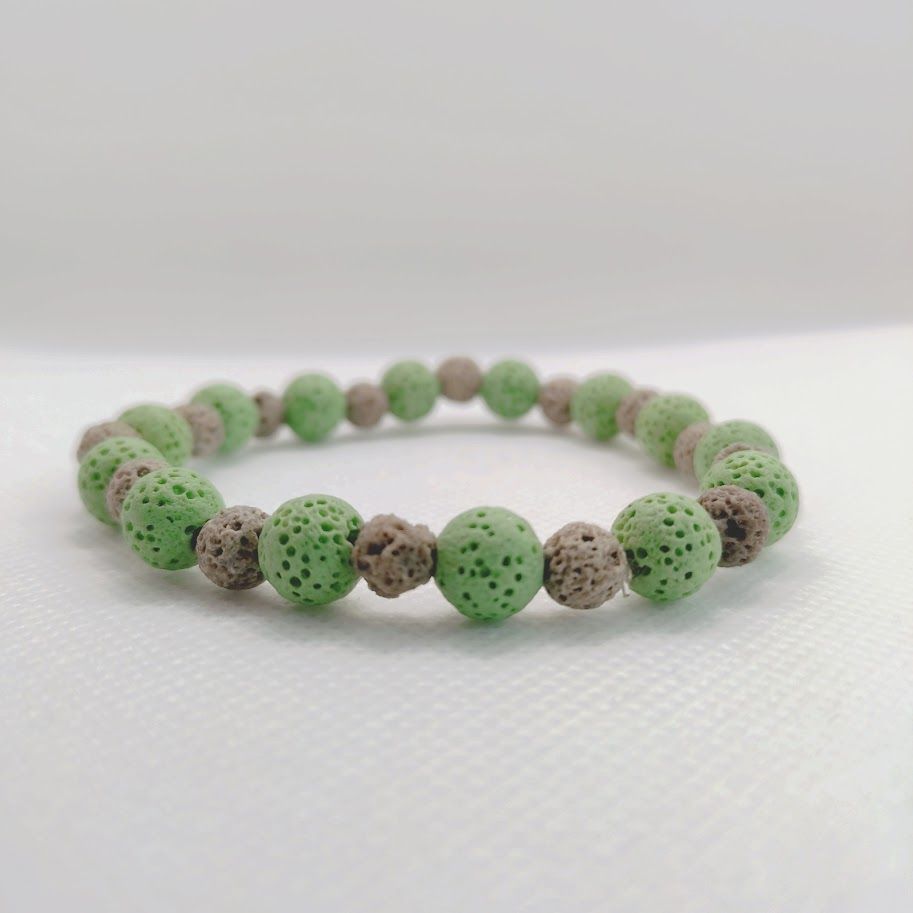 Mooie armband van lavasteenkralen in de kleuren groen en grijs. Geschikt voor aromatherapie.