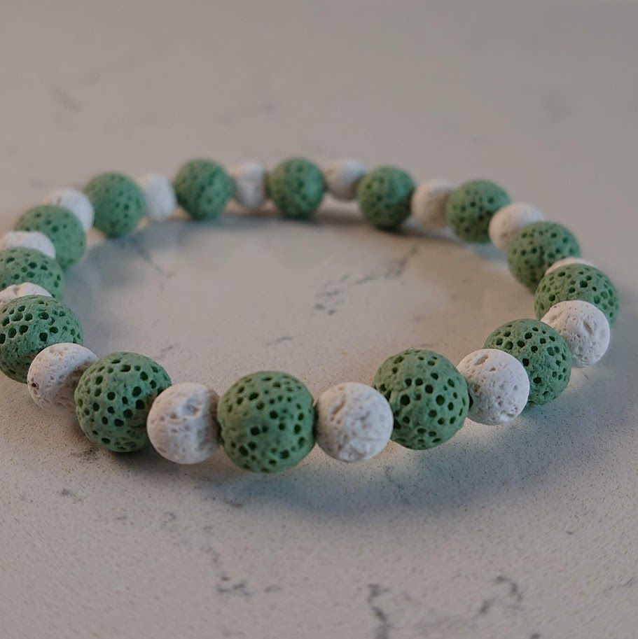 Mooie armband van lavasteenkralen in de kleuren groen en wit. Geschikt voor aromatherapie.