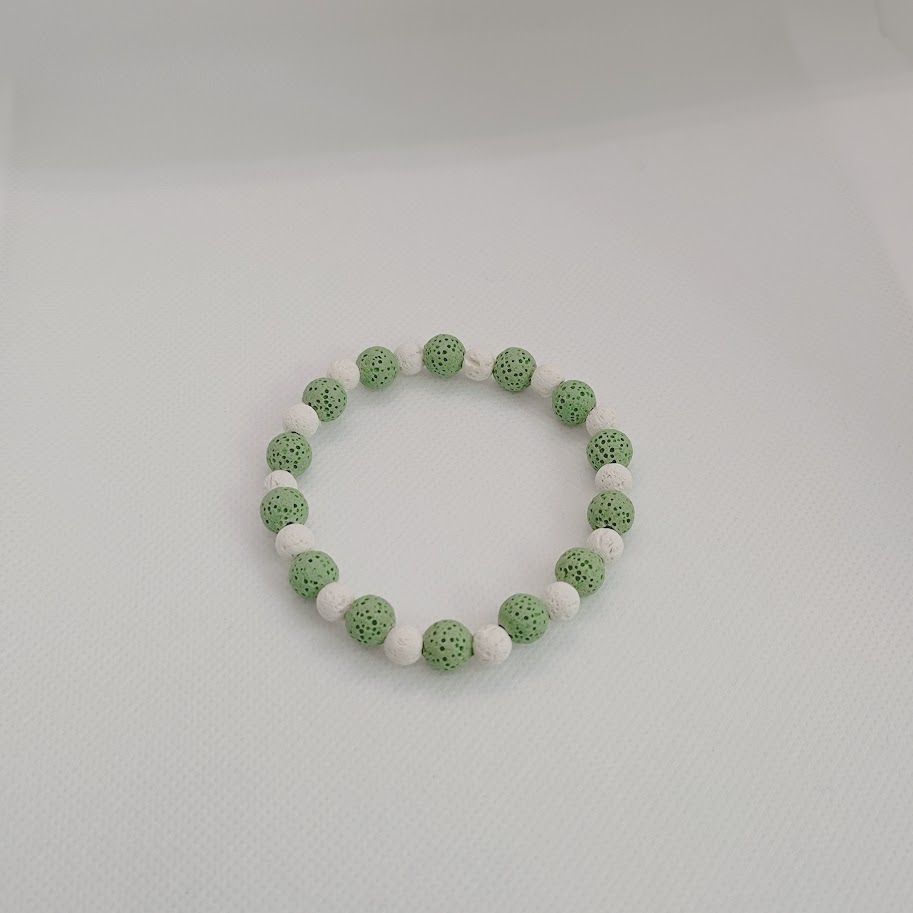Mooie armband van lavasteenkralen in de kleuren groen en wit. Geschikt voor aromatherapie.
