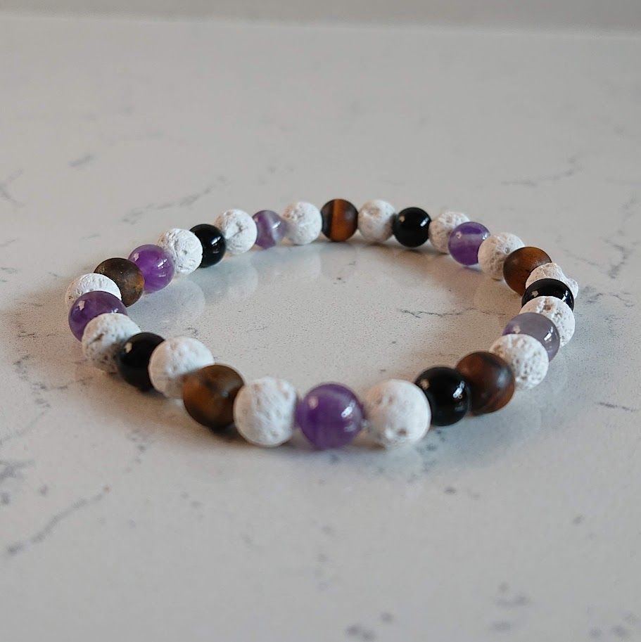 Mooie armband van witte lavasteenkralen gecombineerd met een mix van edelsteenkraaltjes.  Geschikt voor aromatherapie.