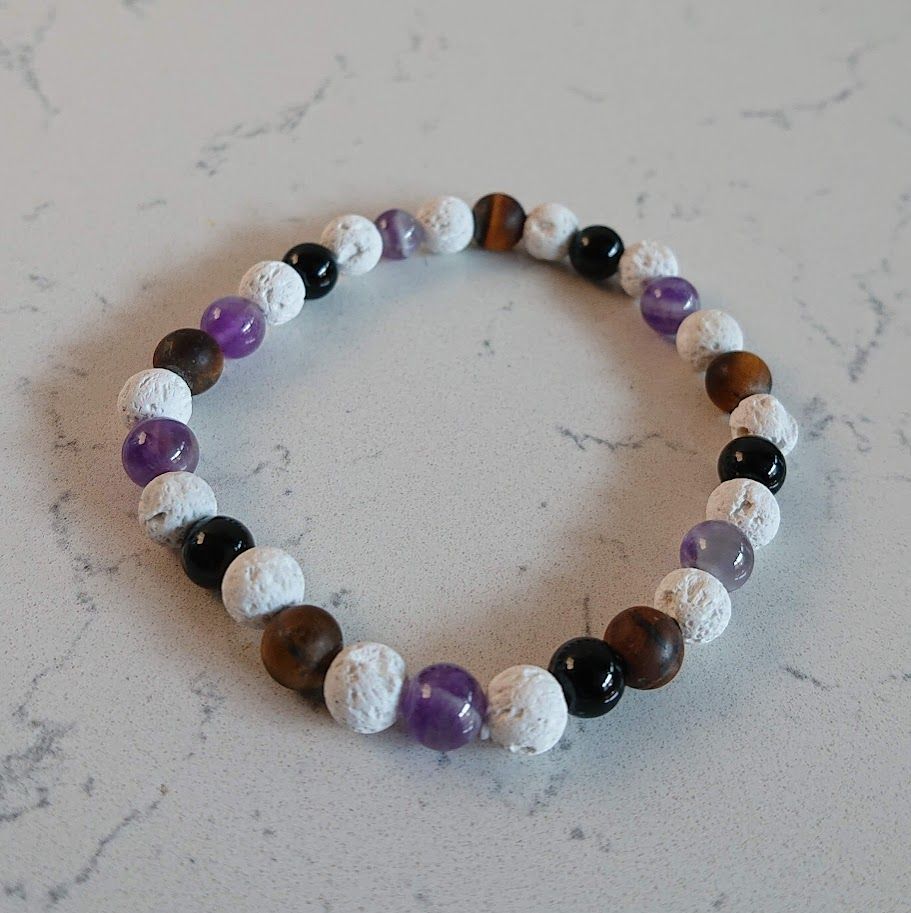 Mooie armband van witte lavasteenkralen gecombineerd met een mix van edelsteenkraaltjes.  Geschikt voor aromatherapie.