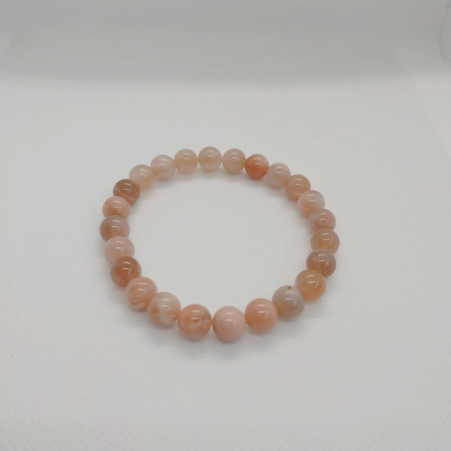 Armband van maansteensteenkralen geregen op elastiek.