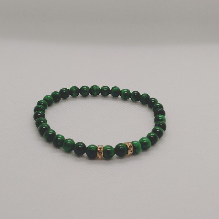 Armband op elastiek van chique diepgroene 6mm malachietkralen met gouden stainless steel tussenkralen met strass steentjes