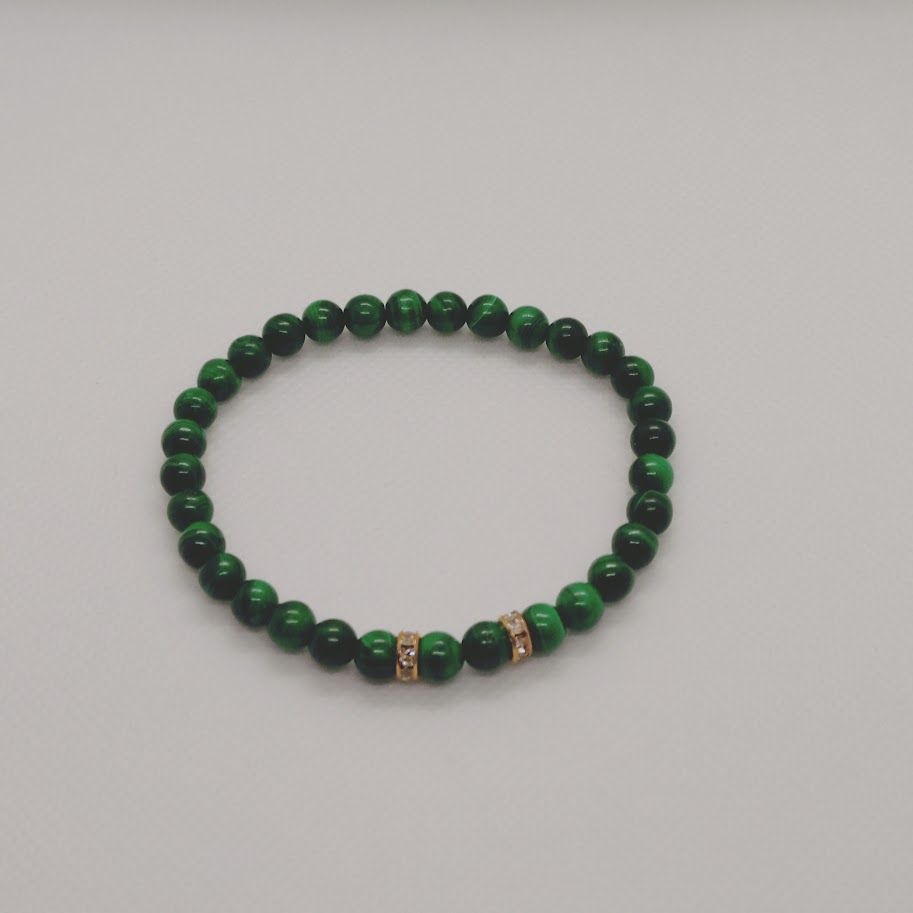 Armband op elastiek van chique diepgroene 6mm malachietkralen met zilveren stainless steel tussenkralen met strass steentjes