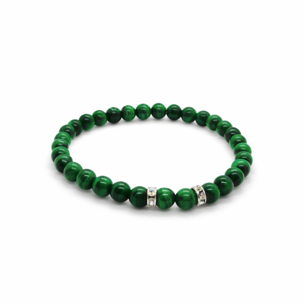 Handgemaakte malachiet armband met 6mm groene kralen en 2 strass tussenkralen op elastiek