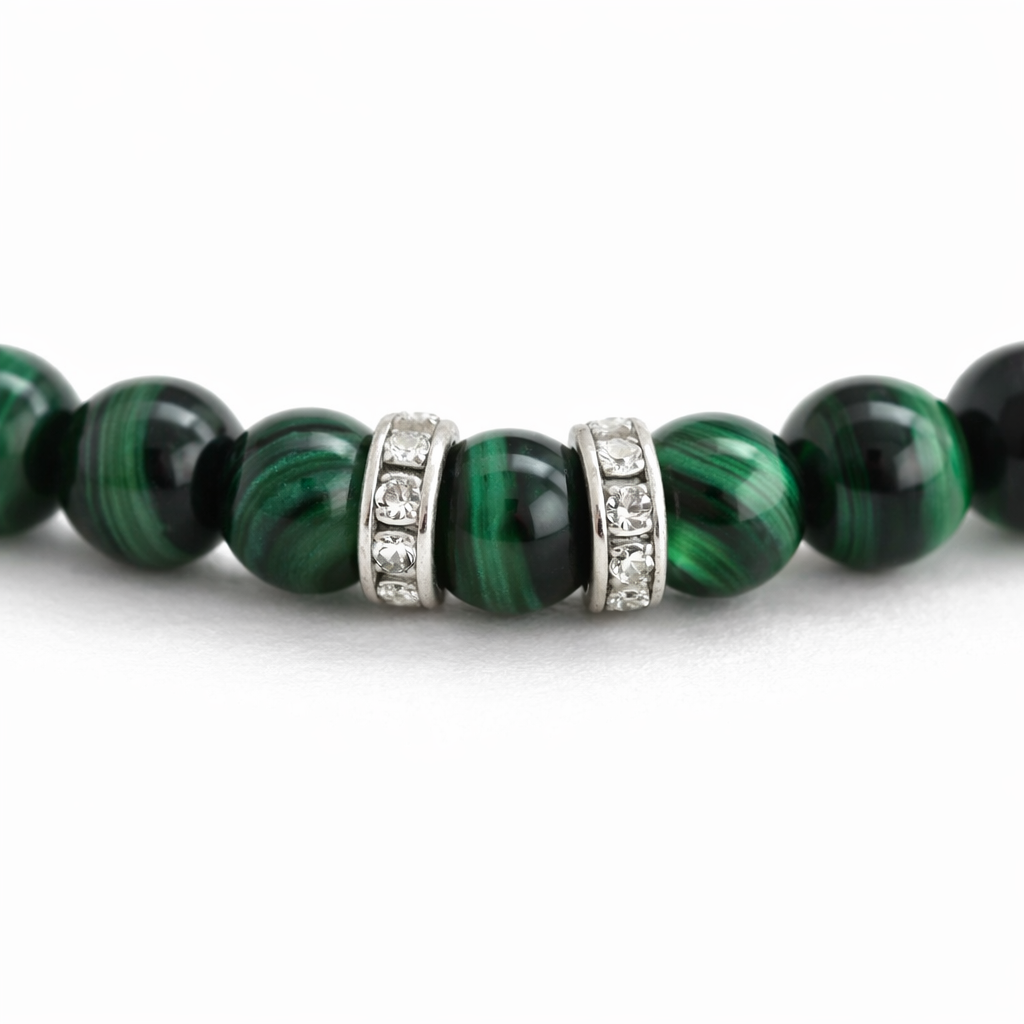 Handgemaakte malachiet armband met 6mm groene kralen en 2 strass tussenkralen op elastiek