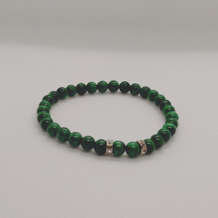 Armband op elastiek van chique diepgroene 6mm malachietkralen met zilveren stainless steel tussenkralen met strass steentjes