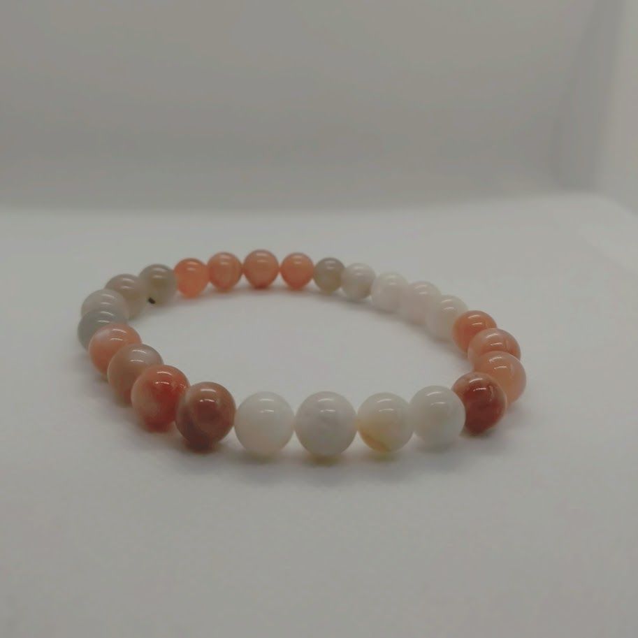 Armband van mix maansteensteenkralen geregen op elastiek.