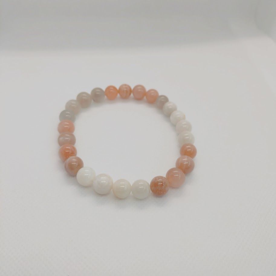 Armband van mix maansteensteenkralen geregen op elastiek.