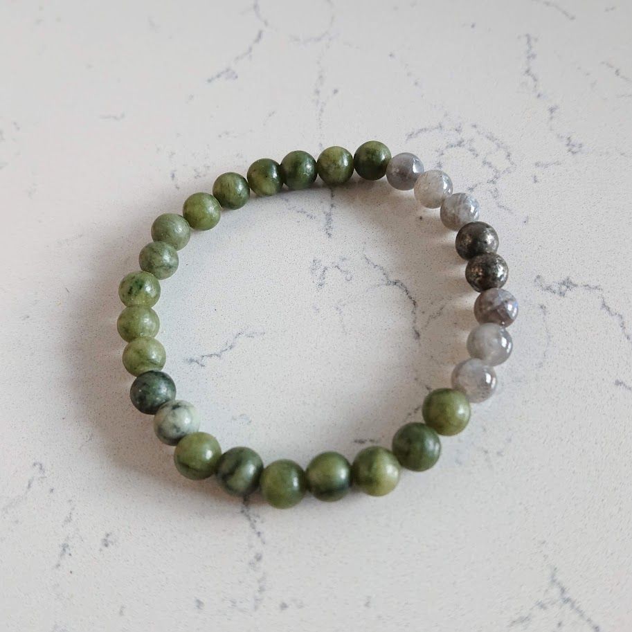 armband van natuursteenkralen in een groene mix met een stoere uitstraling