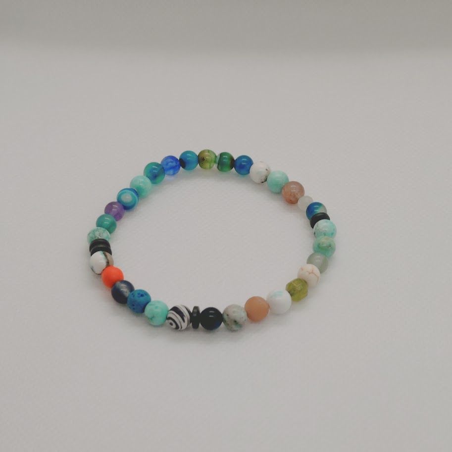 Vrolijke armband op elastiek met een vrolijke mix van verschillende edelsteenkralen van 6mm