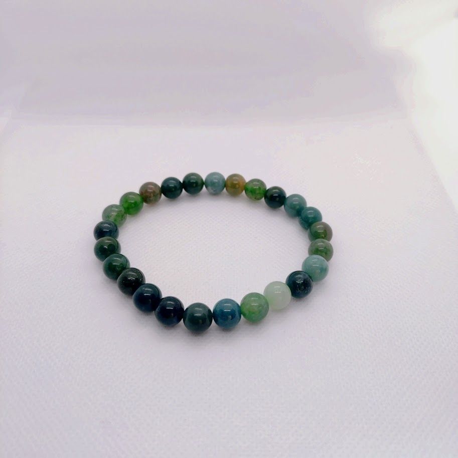 Handgemaakte armband van 8mm mosagaat kralen geregen op elastiek.